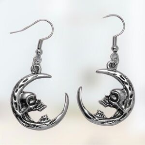 Trendy Goth Unisex Moon & Skull Face Silver Tone Dangle Earrings
